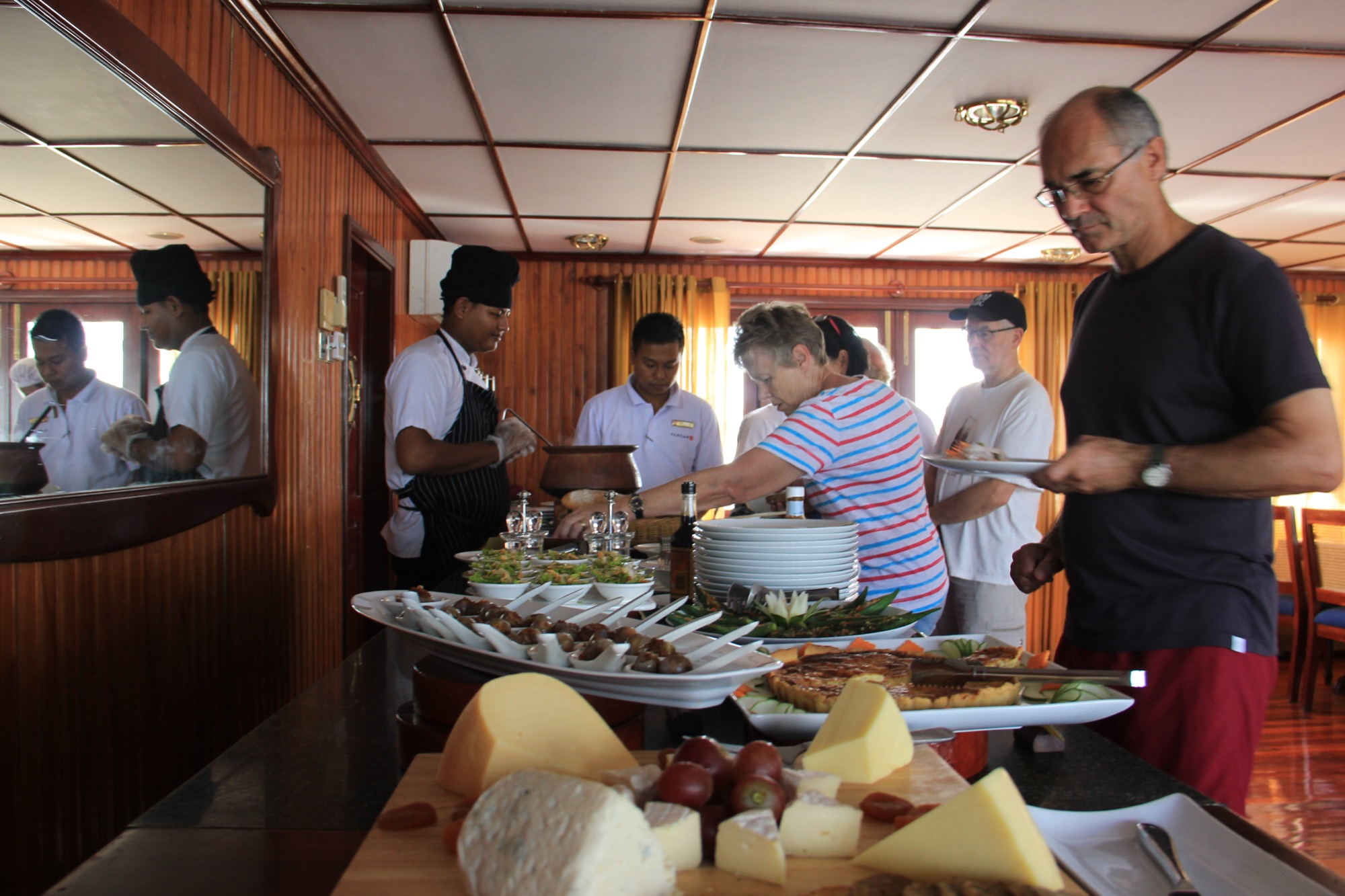 Pandaw RV Orient Pandaw Dining 2.jpg
